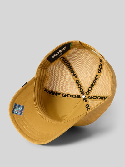 Produktfoto, Trucker Cap mit Motiv-Patch Modell 'Golden Goat' von GOORIN BROS., gelb, Material-Mix mit Baumwoll-Anteil, verstärkter Schirm, Größenverstellbar, Innenansicht mit GOORIN-Branding, strukturierte Netztextur und glatte Stoffflächen