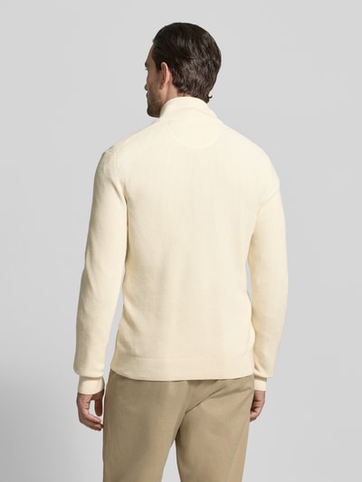 Mężczyznamodel nosi Kardigan mit Zweiwege-Reißverschluss und Label-Stitching von Gant z bawełny, krój slim fit, stójka, długość tyłu 70 cm, długość rękawów 64 cm, kolor jasny kremowy, jednolita faktura, całkowity widok z tyłu