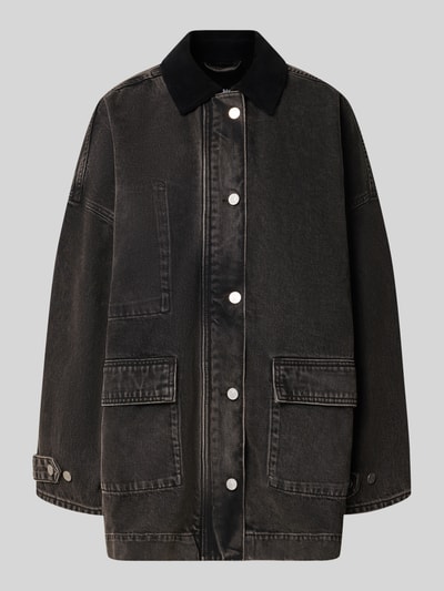 Produktfoto, Oversized Jeansjacke aus reiner Baumwolle von ARMEDANGELS in dunklem Grau, große Taschen, silberne Knöpfe, strukturierte Baumwoll-Textur.