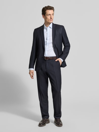 Männermodel trägt Body Fit Business-Hemd mit Kentkragen von OLYMP Level Five, Baumwoll-Elasthan-Mix, Ganzkörperansicht von vorne.