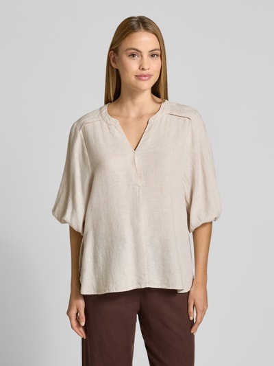 Frauenmodel trägt Bluse aus Leinen-Mix mit verlängertem Rücken Modell 'Lava' von FREE/QUENT, Beige-Ton, lockerer Schnitt, Ganzkörperansicht von vorne.