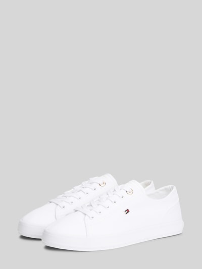 Productfoto, Low Top Sneaker aus Canvas mit Logo-Applikation van Tommy Hilfiger in look: effen kleuren met logodetail, punt van de schoen afgerond, hakvorm plat, vetersluiting, materiaal puur katoen, structuur van canvas