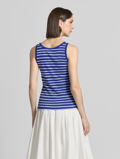 Frauenmodel trägt Tanktop in Ripp-Optik mit Rundhalsausschnitt von Marc Cain, blau-weiß gestreift, Baumwoll-Elasthan-Mix, Ganzkörperansicht Rückansicht.