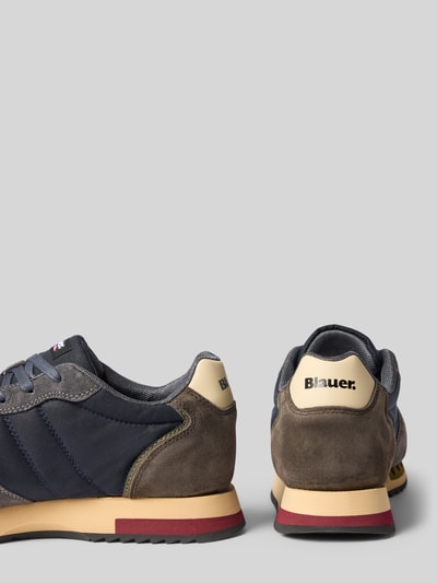 Produktfoto, Sneaker aus Leder-Mix Modell 'Queens' von Blauer USA in Dunkelblau, Braun und Beige mit Logo-Detail, strukturierte Oberfläche