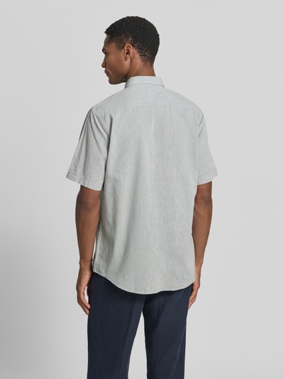Männermodel trägt Regular Fit T-Shirt aus Baumwoll-Mix von Lerros, hellgrau, kurze Ärmel, glatte Textur, Rückenansicht, Ganzkörperansicht Rückansicht. Rückenlänge bei Größe M: 68 cm, Schulterbreite bei Größe M: 43 cm, Ärmellänge bei Größe M: 22 cm, Label-Detail.