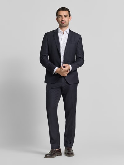 Męski model nosi Slim Fit Business-Hemd mit Kentkragen Modell 'Pio' von JOOP! aus mieszanka bawełny z dodatkiem streczu, biała koszula ze wzorem, listwa guzikowa, zaokrąglony dół, sportowe mankiety, krój slim fit, długość tyłu w rozmiarze 40: 75 cm, szerokość w rozmiarze 40: 44 cm, długość rękawów w rozmiarze 40: 67 cm, pełny widok z przodu.