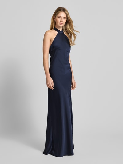 Frauenmodel trägt Abendkleid mit Neckholder zum Binden von Mascara aus dunkelblauem Satin, körpernahe Passform, Rückenausschnitt, Maxilänge, Rückseitiger Nahtreißverschluss, Rückenlänge 160 cm, Brustweite 42 cm, Ganzkörperansicht von vorne.