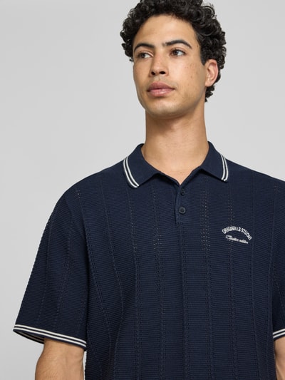 Männermodel draagt Regular Fit poloshirt in tricotlook model 'Menton' van Jack & Jones, puur katoen, donkerblauw, korte mouw, Nahaufnahme Oberkörper.