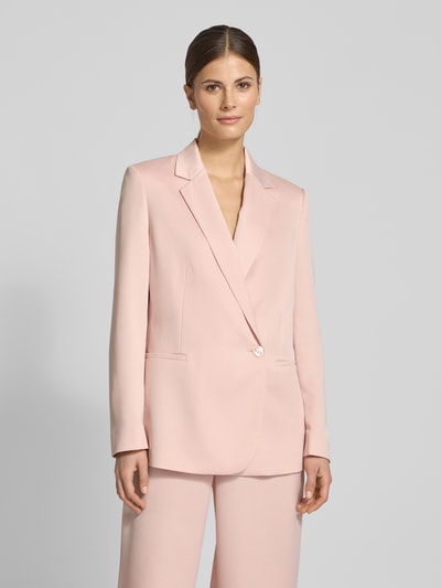 Frauenmodel trägt Relaxed Fit Blazer mit Reverskragen von Jake*s Collection in zartem Rosa, Knopfverschluss, Paspeltaschen, Nahaufnahme Oberkörper.