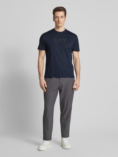 EA7 Emporio Armani T-Shirt mit Label-Print Dunkelblau 1