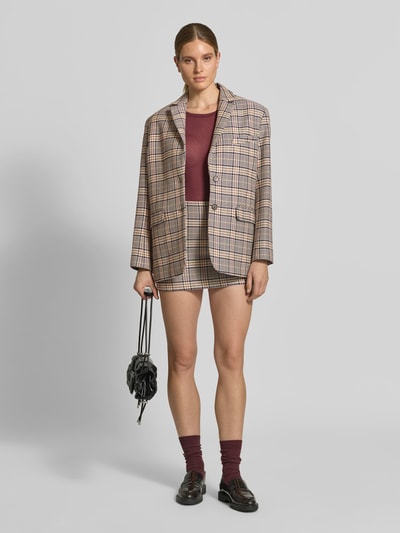 Vrouwenmodel draagt Minirok uit viscose-katoenmix van Anine Bing, getailleerde fit, blinde ritssluiting, gladde voering, minilengte, vooraanzicht.