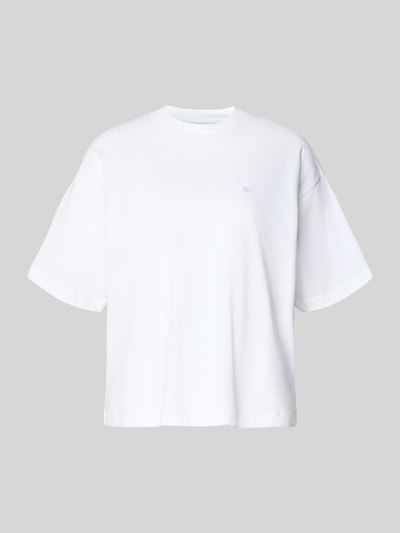 Produktfoto, Regular Fit T-Shirt aus reiner Baumwolle Modell 'CHESTER' von Carhartt Work In Progress in Weiß mit Stehkragen und Halbarm auf grauem Hintergrund.