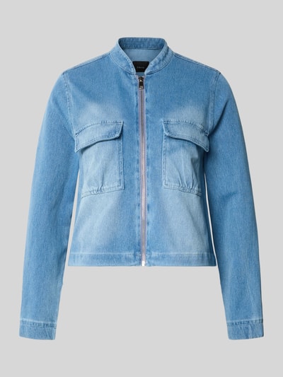 Produktfoto, Regular Fit Jeansjacke mit Reißverschluss von Zero aus elastycznej bawełnianej tkaniny, kolor jasnoniebieski, krój regular fit, kieszenie z klapami, stójka, długość tyłu w rozmiarze 36: 49 cm, szerokość ramion w rozmiarze 36: 38 cm, szerokość klatki piersiowej w rozmiarze 36: 46 cm, długość rękawa w rozmiarze 36: 62 cm