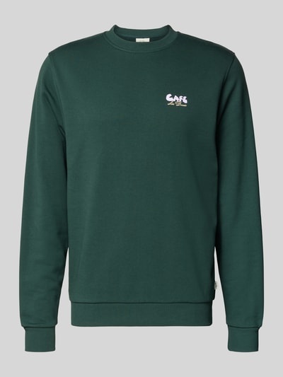 Produktfoto, Sweatshirt mit Label-Details und Rundhalsausschnitt von Les Deux in Dunkelgrün, weiche Baumwoll-Elasthan-Mischung, Regular Fit