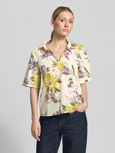 Frauenmodel trägt Bluse aus Leinen-Mix mit V-Ausschnitt Modell 'FEROCE' von EMME, florales Muster, Straight Fit, 3/4-Arm, Nahaufnahme Oberkörper.