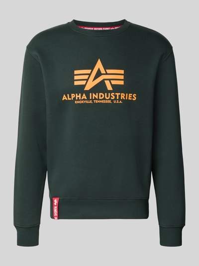 Produktfoto, Regular Fit Sweatshirt aus Baumwoll-Mix mit Logo-Print von Alpha Industries, kolor ciemnozielony, nadruk z logo w kolorze pomarańczowym na piersi, prążkowane wykończenia, długi rękaw, okrągły dekolt, mieszanka bawełny, krój regular fit, długość tyłu w rozmiarze M: 67 cm, długość rękawów w rozmiarze M: 64 cm