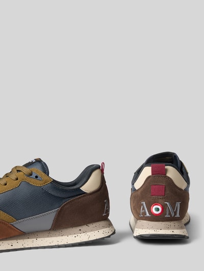 Produktfoto, Sneaker mit Logo-Detail Modell 'Firenze' von Aeronautica Militare in Braun, Blau und Beige, abgerundete Passform, profilierte Sohle, dezente Textur, Absatzhöhe 3 cm, Schafthöhe 9 cm, Schaftweite 10 cm