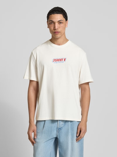Männermodel trägt Regular Fit T-Shirt aus reiner Baumwolle von Tommy Jeans, Optik: Unifarben, Label-Schriftzug, Ganzkörperansicht von vorne.