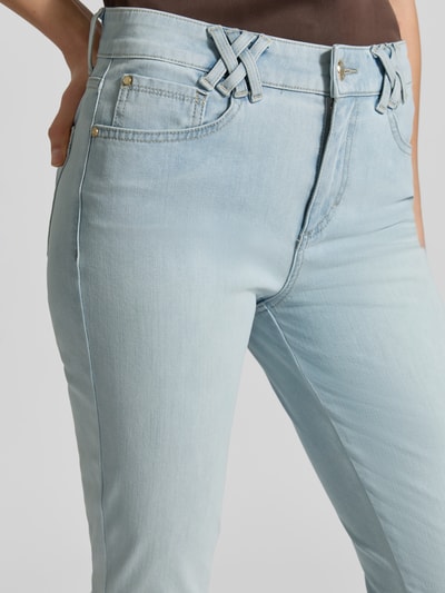 Frauenmodel trägt Flared Fit Jeans im 5-Pocket-Design Modell 'Shakira' von BRAX aus elastischem Baumwoll-Mix, Hellblau, Nahaufnahme Hüftbereich