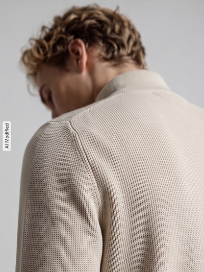 Männermodel trägt gebreid jack van katoen regular fit model 'DANE' van Selected, Heren, beige tinten, detailopname schouderpartij, KI-modifiziertes Bild