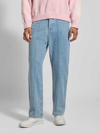 Männermodel trägt Wide Fit Jeans mit Längsnähten von ANOTHER COTTON LAB aus Baumwoll-Mix mit Viskose-Anteil, Eingrifftaschen, Ganzkörperansicht von vorne.