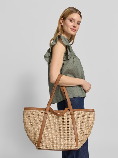 Frauenmodel trägt Shopper mit Tragehenkeln Modell 'COSMO' von Abro, naturfarbene geflochtene Struktur, Label-Detail, Ganzkörperansicht von vorne.