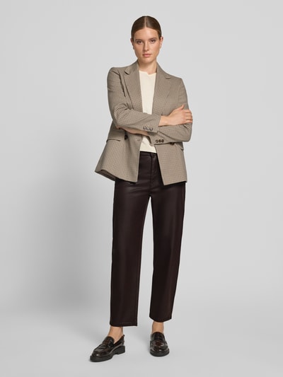 Frauenmodel trägt Loose Fit Barrel Jeans aus Modal-Mix Modell 'DANNI 2.3' von MAC, dunkle Farbe, glatte Textur, Damen Barrel Jeans von MAC, Ganzkörperansicht von vorne.