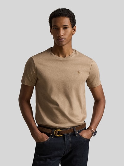Männermodel trägt Regular Fit T-Shirt aus reiner Baumwolle von Polo Ralph Lauren in Beige, unifarben Jersey, Logo-Stitching, Ganzkörperansicht von vorne.