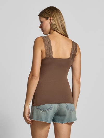 Frauenmodel trägt Slim Fit Tanktop aus Viskose-Mix Modell 'BARBERA' von PIECES in Braun mit Spitzen-Trägern, Ganzkörperansicht Rückansicht, Damen Tanktop von PIECES.