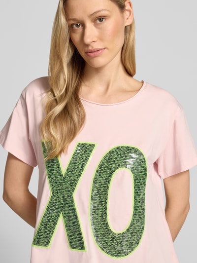 Frauenmodel trägt T-Shirt mit Paillettenbesatz von miss goodlife in Rosa, Rundhalsausschnitt, Baumwoll-Elasthan-Mix, Nahaufnahme Oberkörper.