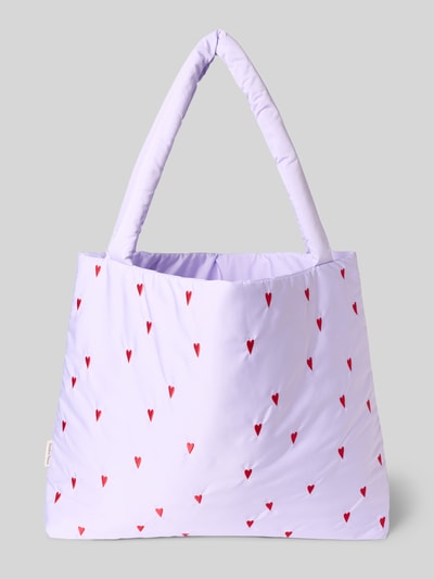 Produktfoto, Tote Bag mit Allover-Motiv-Stitching Modell 'Puffy' von STUDIO NOOS in Flieder mit kleinen roten Herzen, offenes Hauptfach, Tragehenkel, Maße: Breite 57 cm, Länge 42 cm, Tiefe 9 cm, Schulterriemen 73 cm