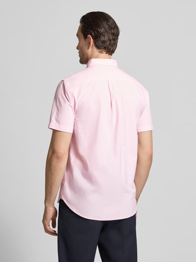 Männermodel trägt Regular Fit Freizeithemd aus reiner Baumwolle von Tommy Hilfiger, rosa, Optik:Allover-Muster, Rückenpasse, Ganzkörperansicht Rückansicht.