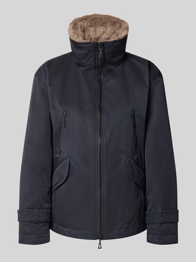 Produktfoto, Jacke mit Pattentaschen und Zweiwege-Reißverschluss von Amber & June, granatowy kolor, krój regular fit, stójka, kieszenie z patkami, zamek dwukierunkowy, mankiety z paskiem, długość tyłu w rozmiarze 36: 64 cm, szerokość ramion w rozmiarze 36: 50 cm, szerokość klatki piersiowej w rozmiarze 36: 59 cm, długość rękawa w rozmiarze 36: 58 cm, gładka tekstura, widoczna futrzana podszewka kołnierza