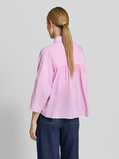 Frauenmodel trägt Leinenbluse mit überschnittenen Schultern von Christian Berg Woman in Rosa, 3/4-Arm, Loose Fit, Ganzkörperansicht Rückansicht