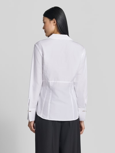 Frauenmodel trägt Slim Fit Hemdbluse aus reiner Baumwolle von Marella, tailliert, weiß, Ziernähte, Perlenknöpfe, Ganzkörperansicht Rückansicht.