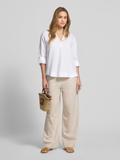 Frauenmodel trägt Regular Fit Leinenbluse mit V-Ausschnitt von Christian Berg Woman in Weiß, reine Leinen, Hemdblusenkragen, Ganzkörperansicht von vorne.