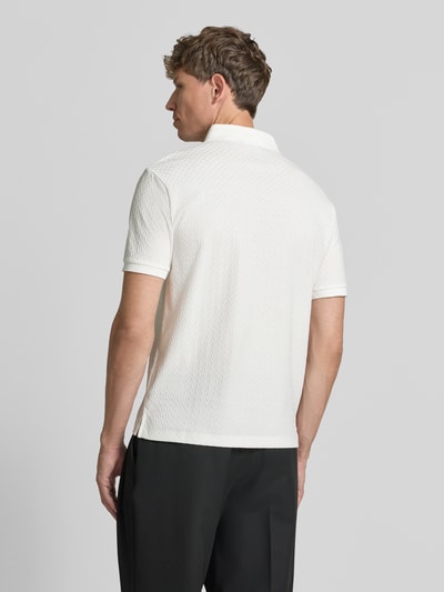 Männermodel trägt Slim Fit Poloshirt mit Strukturmuster von Emporio Armani aus Reine Baumwolle, Rückenlänge 64 cm, Ganzkörperansicht Rückansicht.