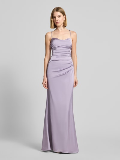 Frauenmodel trägt Abendkleid mit rückseitig überkreuzten Spaghettiträgern von Mascara aus fliederfarbenem Satin, Körpernaher-Schnitt, Maxikleid mit Herz-Ausschnitt, Rückenschnürung, Haken-Reißverschluss, Rückenlänge 160 cm, Brustweite 38 cm, Ganzkörperansicht von vorne.