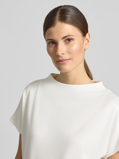 Frauenmodel trägt Regular Fit T-Shirt aus Viskose-Mix Modell 'Kiline' von Someday in Weiß, glatte Textur, Nahaufnahme Oberkörper.