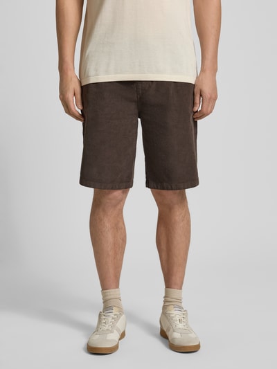 Männermodel trägt Regular Fit Shorts mit Tunnelzug Modell 'Joey' von Redefined Rebel aus Baumwoll-Elasthan-Mix in Braun, Cordstruktur, Ganzkörperansicht von vorne.
