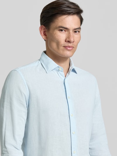 Männermodel trägt Slim Fit Freizeithemd aus Leinen-Mix Modell 'Steven' von CINQUE in Hellblau, Baumwoll-Leinen-Mix, Kentkragen, Langärmelig, durchgehende Knopfleiste, Rückenlänge 68 cm, Schulterbreite 42 cm, Ärmellänge 65 cm, Nahaufnahme Oberkörper.