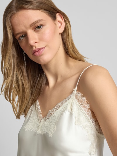 Vrouwenmodel draagt tailliertes Satinkleid met Spitze Modell 'BELLA' van Only, unikleur, satijn, V-hals, verstelbare spaghettibandjes, kanten applicatie, mini-lengte, detailopname bovenlichaam.