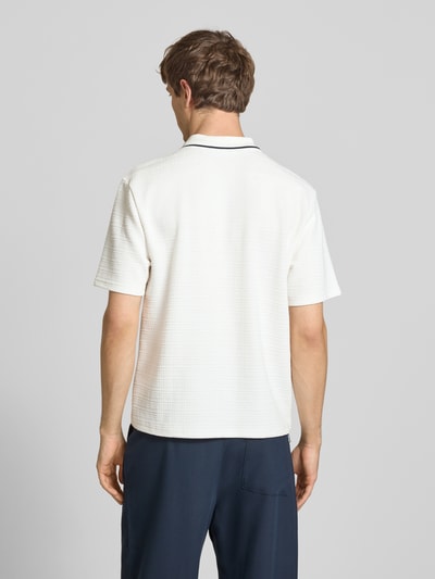 Männermodel trägt Regular Fit Poloshirt mit Reißverschluss und Label-Stitching von REVIEW, Strukturmuster, Baumwoll-Mix, Ganzkörperansicht Rückansicht.