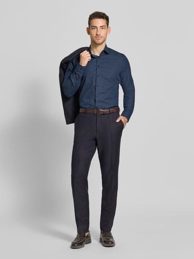 Męski model nosi Regular Fit Business-Hemd aus Baumwolle mit Kentkragen von Christian Berg Men w kolorze granatowym, krój regular fit, bawełna, kołnierzyk typu kent, listwa guzikowa, długość tyłu w rozmiarze 39/40: 77 cm, szerokość w rozmiarze 39/40: 43 cm, długość rękawów w rozmiarze 39/40: 67 cm, pełny widok z przodu.