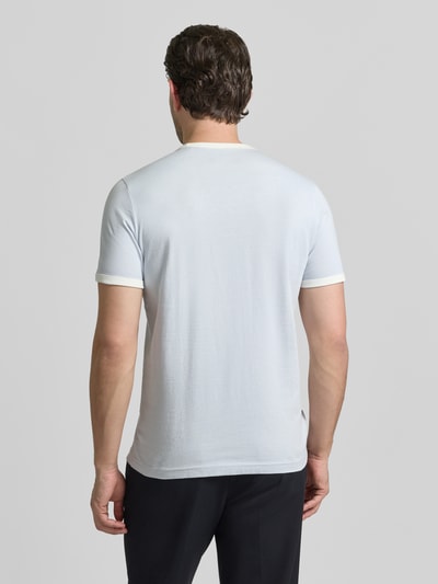 Männermodel trägt Slim Fit T-Shirt mit Rundhalsausschnitt von MCNEAL in Hellblau, reine Baumwolle, Rückenlänge 70 cm, Ganzkörperansicht Rückansicht.
