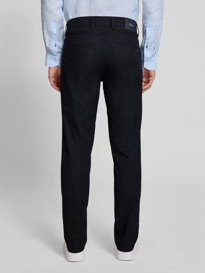 Mężczyzna nosi Regular Fit Stoffhose aus Baumwoll-Leinen-Mix Modell 'CADIZ' od Brax, jednolity kolor, krój regular fit, label patch, logo-aplikacja, pięć kieszeni, bawełniano-lniany materiał, tył, całkowity widok sylwetki.