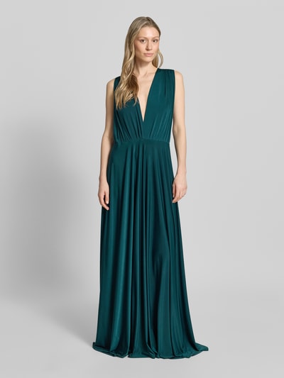 Frauenmodel trägt Maxikleid mit tiefem V-Ausschnitt von Rose Avenue in dunklem Grün, Taillierter Schnitt, Taillenband, Rückenlänge bei Größe S: 135 cm, Ganzkörperansicht von vorne.