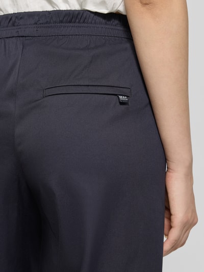 Frauenmodel trägt Culotte mit Gesäßtaschen Modell 'CAROLINE' von MAC, Baumwoll-Mix mit Stretch-Anteil, Nahaufnahme Gesäßtasche
