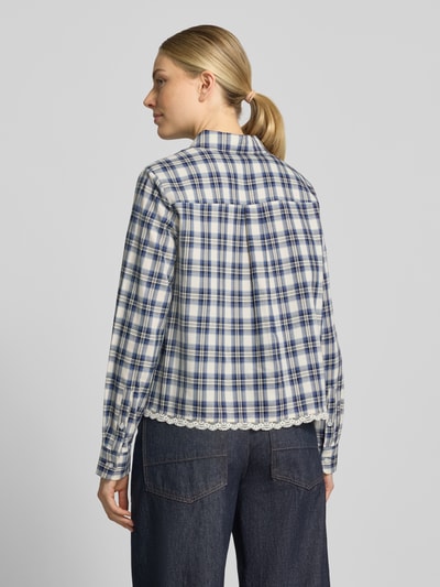Frauenmodel trägt Regular Fit Hemdbluse aus reiner Baumwolle mit Spitzenbesatz von Oui in Weiß und Blau kariert, lockerer Schnitt, Rückansicht, Ganzkörperansicht von hinten, Hemdblusenkragen, lange Ärmel, Logo-Patch, durchgehende Knopfleiste, Rückenlänge 57 cm, Ärmellänge 61 cm.
