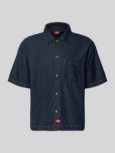 Produktfoto, Relaxed Fit Jeanshemd mit borstzak van Dickies in donkerblauw puur katoen met kentkraag, knoopsluiting, labelpatch.